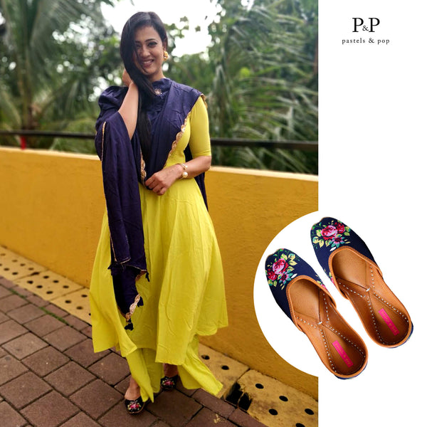 Look Shweta Tiwari in Flowers Print Blue Juttis