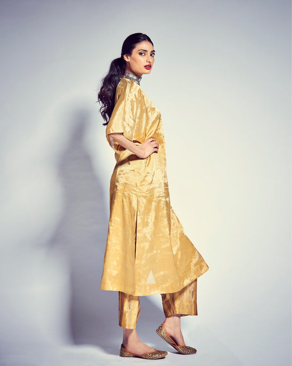 Athiya Shetty wearing Sparky Brownish Juttis.