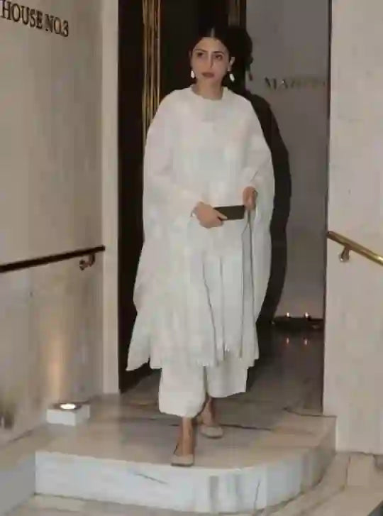 Anushkha Sharma wear pastels&pop juttis width=