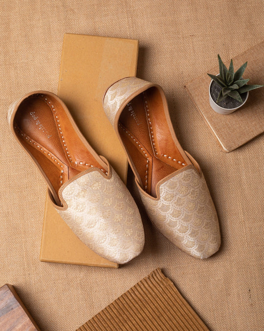 Shop the Brocode men’s pearl white brocade jutti with an elegant scallop pattern.